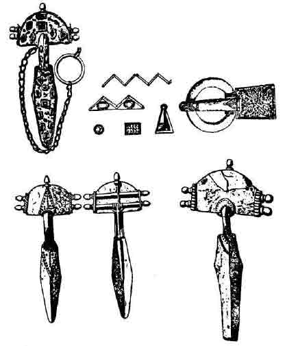 Серебряная с позолотой «готская» фибула, инкрустированная цветным стеклом; позолоченная ременная пряжка и золотые украшения из погребения знатного сармата в Эране, Нормандия, около 400 года н. э.; две простые серебряные «готские» фибулы из Байора и Страсбурга во Франции