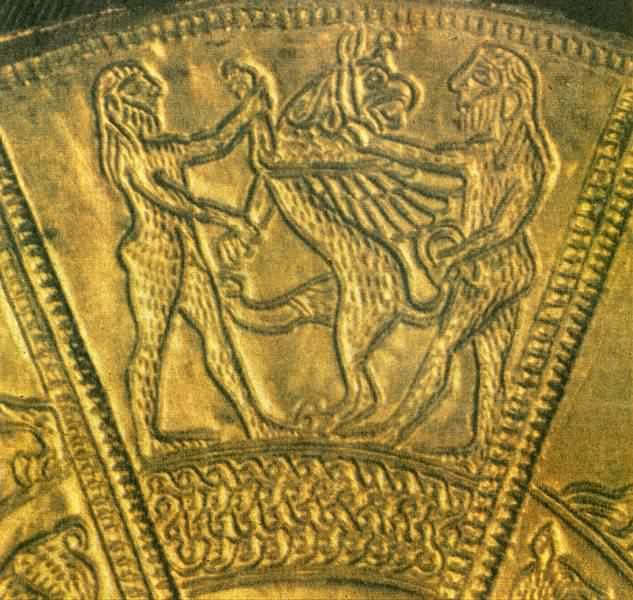 Фрагмент серебряного зеркала нач. VI в. до н.э. из Келермесского кургана в Прикубанье Существует предположение, что тут представлена сцена борьбы аримаспов с грифом
